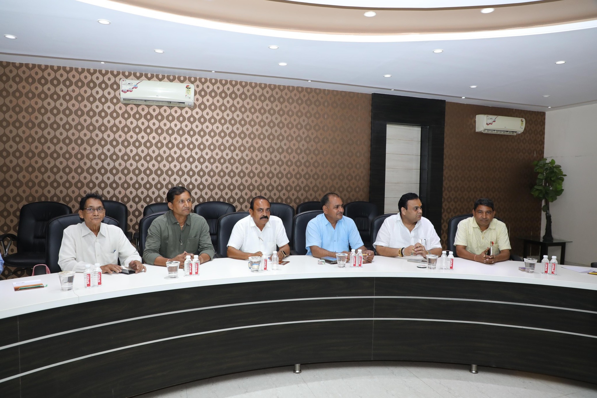 તા.૧૫-૦૫-૨૦૨૫ ના રોજ સુગરની કામગીરી અંગે મહુવા સુગર ફેકટરી ખાતે સમીક્ષા બેઠક મળી હતી.